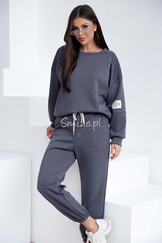 Komplet dresowy masełkowy z naszywką, grafitowy
