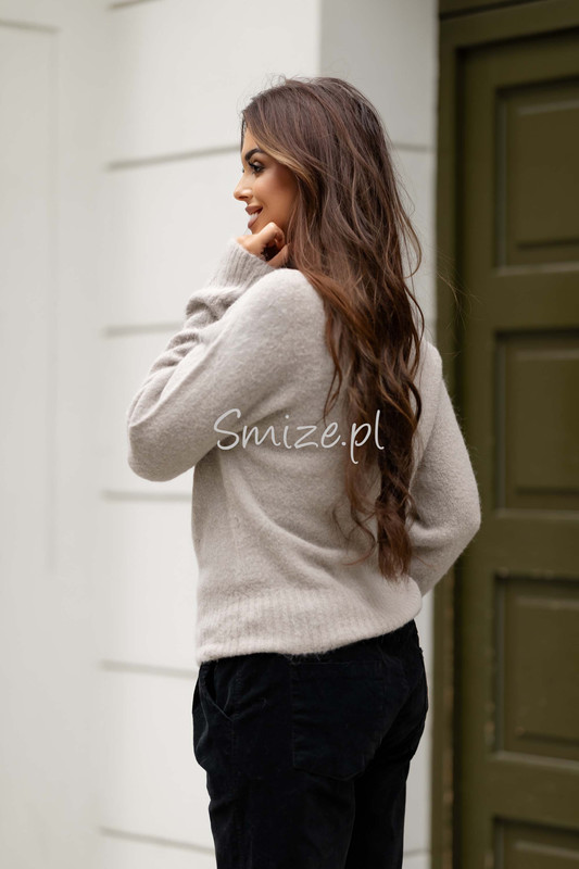 Sweter półgolf, baby alpaka z broszką - kamienny beż