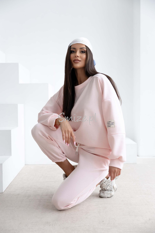Komplet dresowy masełkowy z naszywką, jasny róż