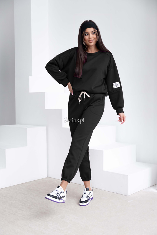 Komplet dresowy masełkowy z naszywką, czarny