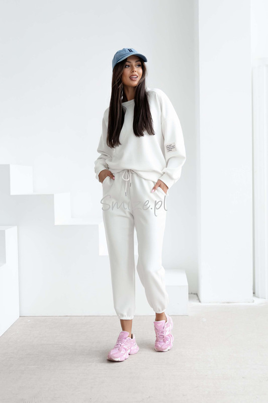 Komplet dresowy masełkowy z naszywką, śmietankowy