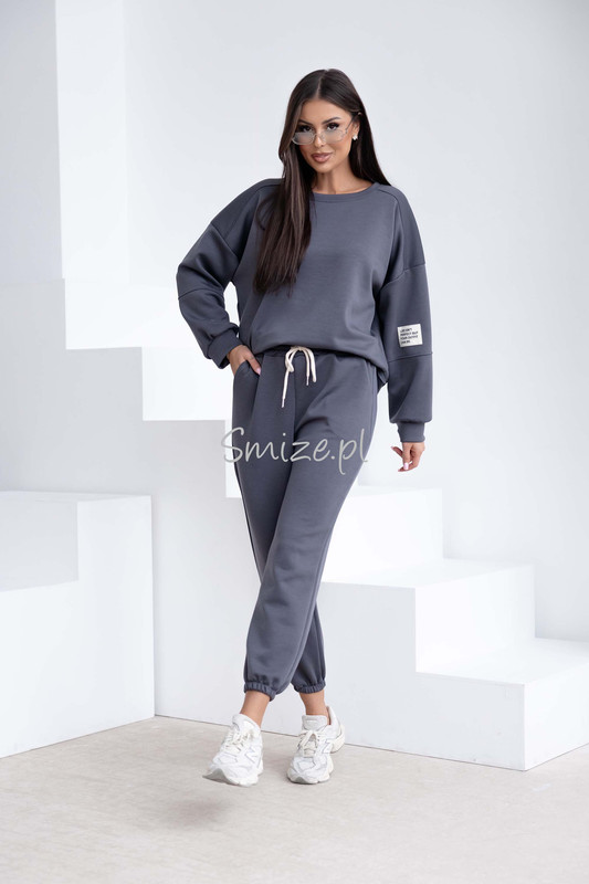 Komplet dresowy masełkowy z naszywką, grafitowy
