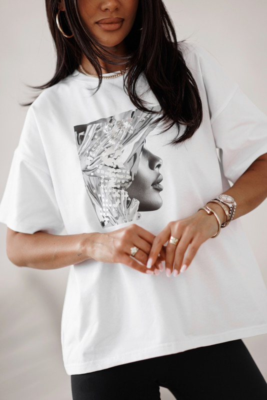 T-shirt z błyszczącą aplikacją Madame Sue