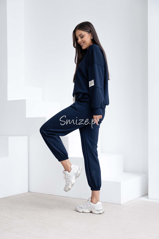 Komplet dresowy masełkowy z naszywką, granatowy