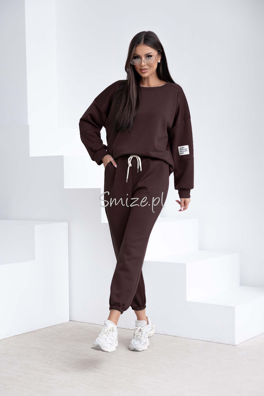 Komplet dresowy masełkowy z naszywką, czekoladowy