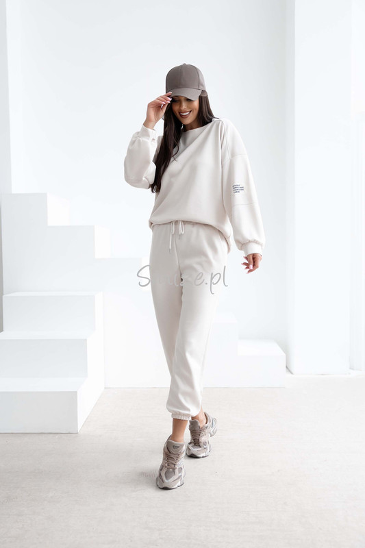 Komplet dresowy masełkowy z naszywką, beżowy