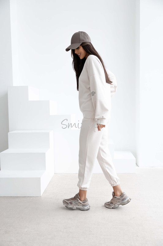 Komplet dresowy masełkowy z naszywką, beżowy