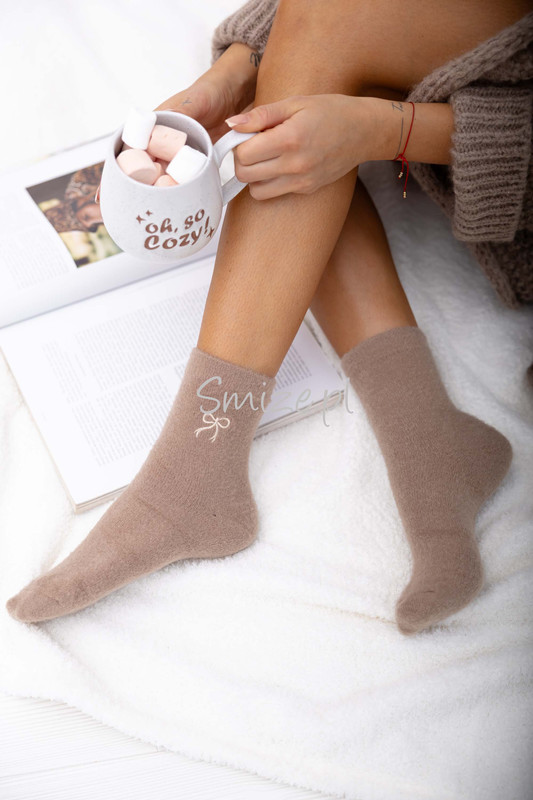 Skarpetki z angory gładkie z haftowaną kokardką, mokka