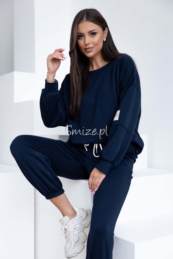 Komplet dresowy masełkowy z naszywką, granatowy