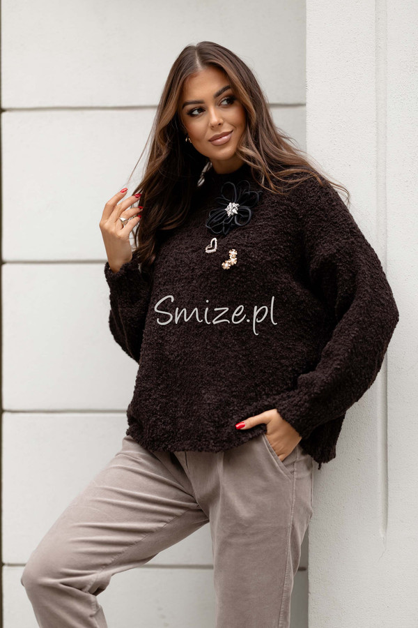 Sweter Melissa Bukla z broszką, czekoladowy