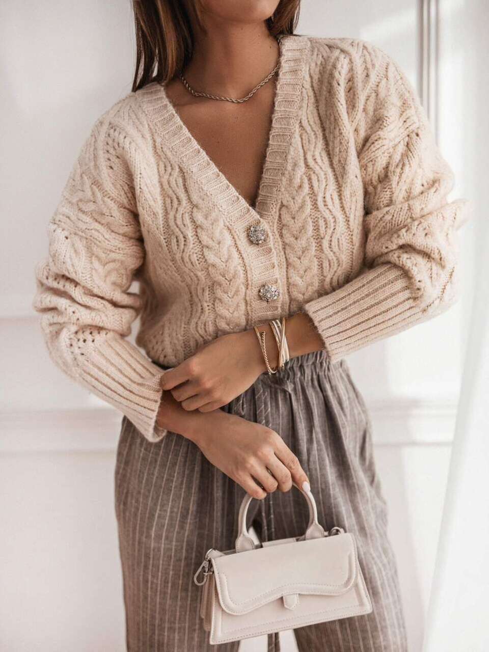 Ażurowy sweter z biżuteryjnymi guzikami CARO Cocomore 